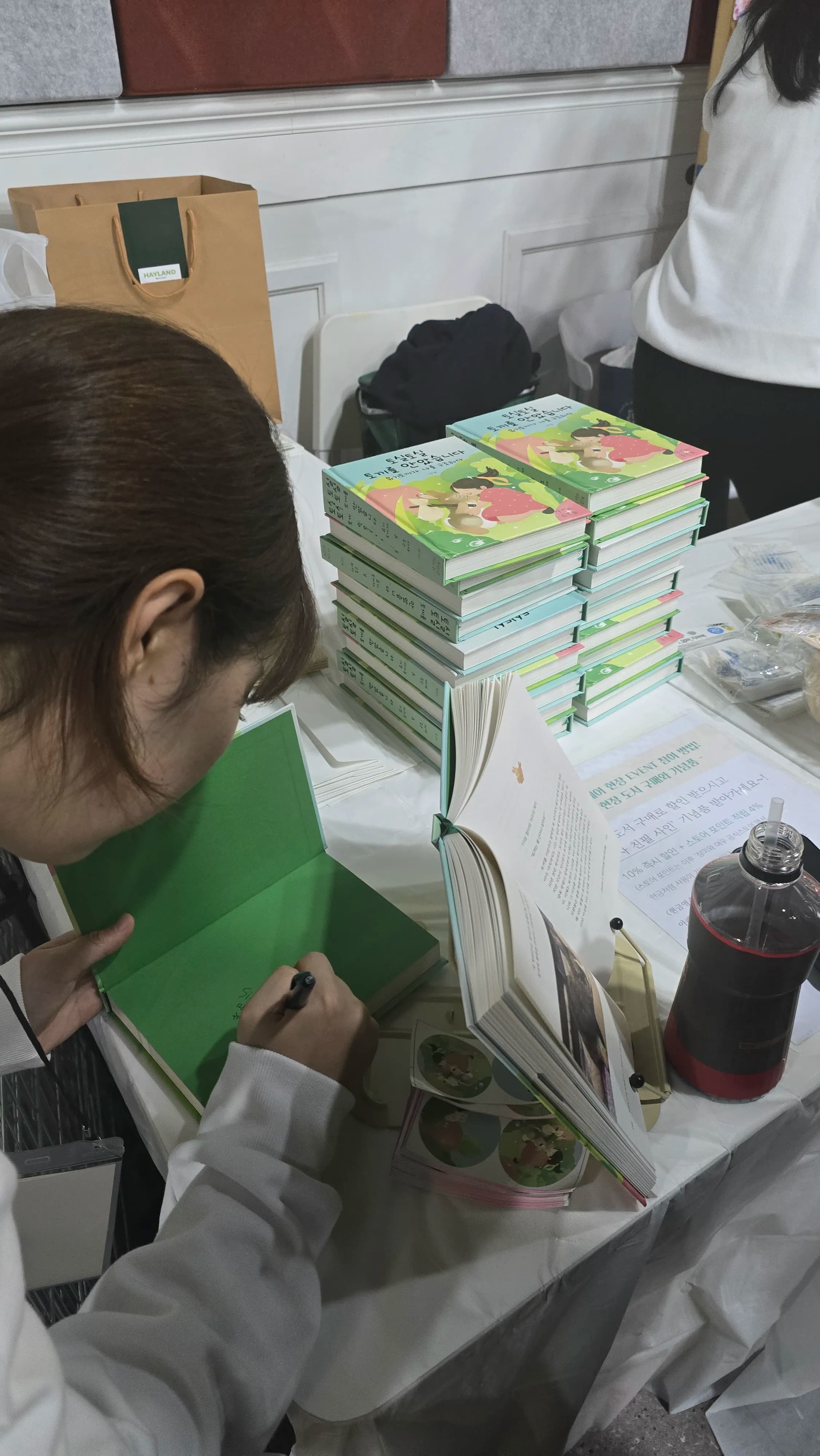 제2회 와바미페어 현장에서 팬사인회를 진행한 시안 저자